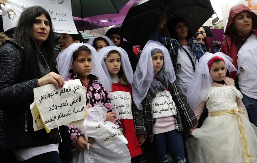 Jóvenes y niñas libanesas durante una marcha contra el matrimonio infantil celebrada en Beirut en el 2019.