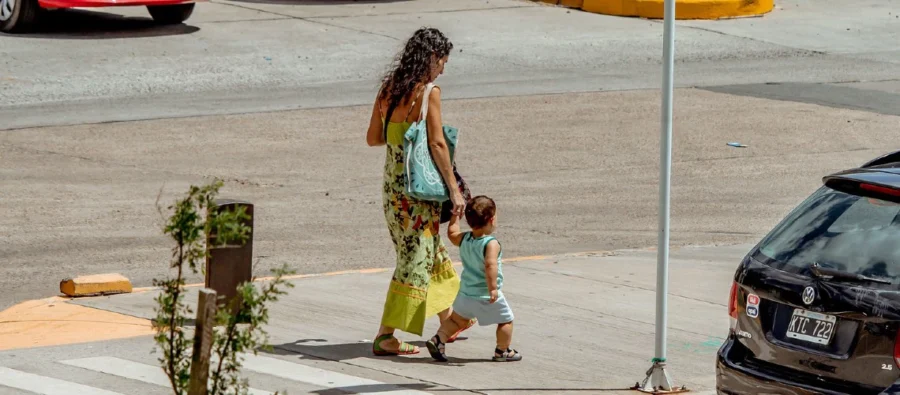Criar solas a los hijos en América Latina y el Caribe: madres fuertes y asistencia social deficiente